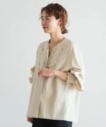 놈브르 임페어 면 린넨 트윌 자수 V 넥 블라우스