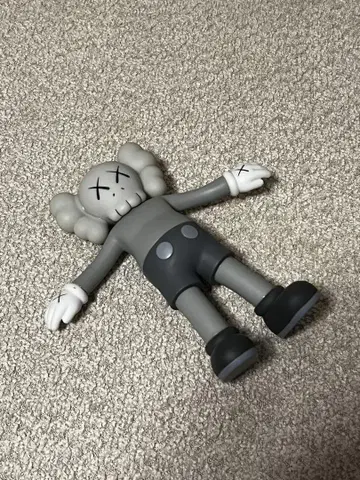 KAWS 휴일