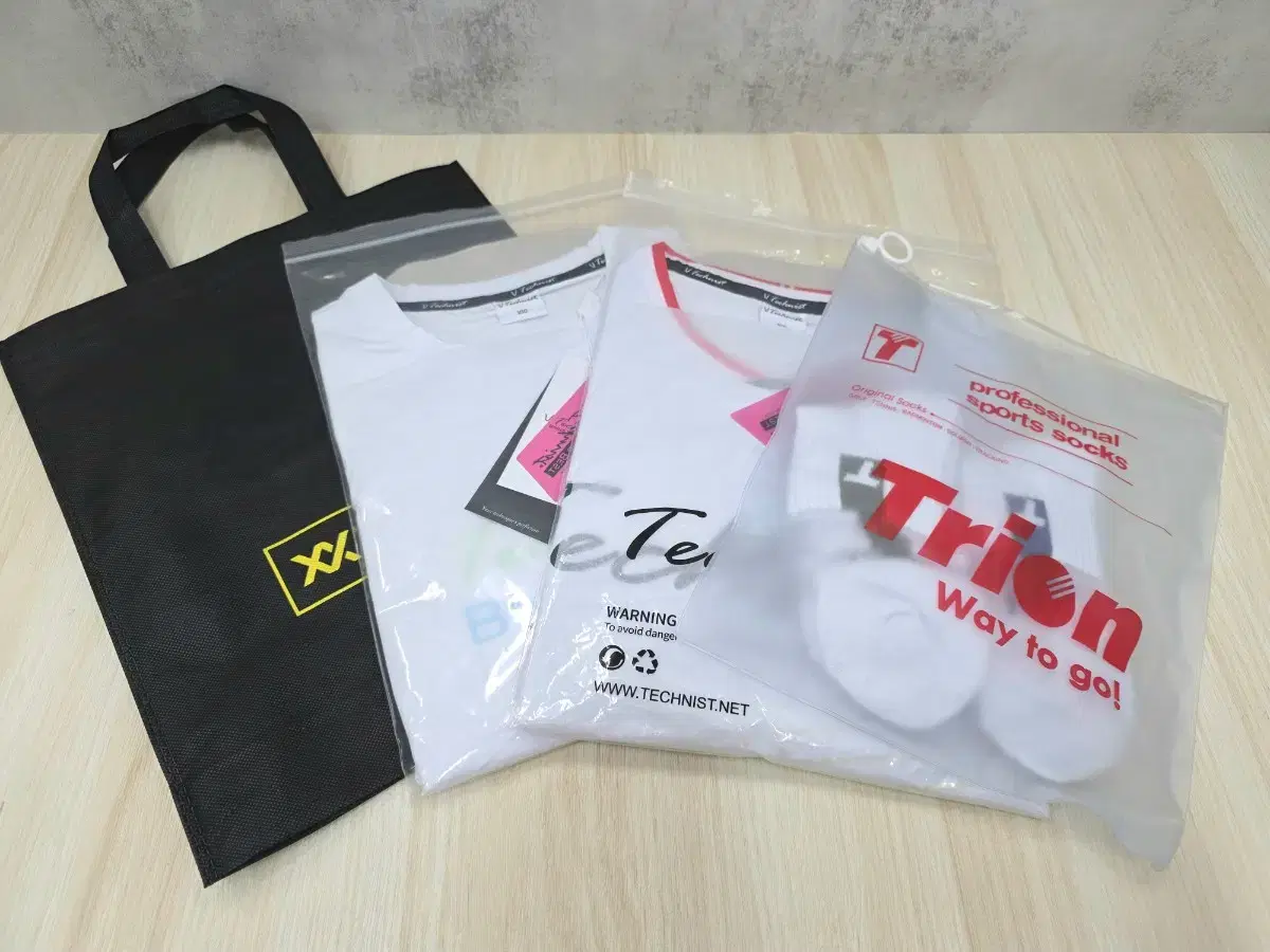 Set of 4 B) Technist T-shirt + Tryon Socks Badminton Tennis Squash Bowling