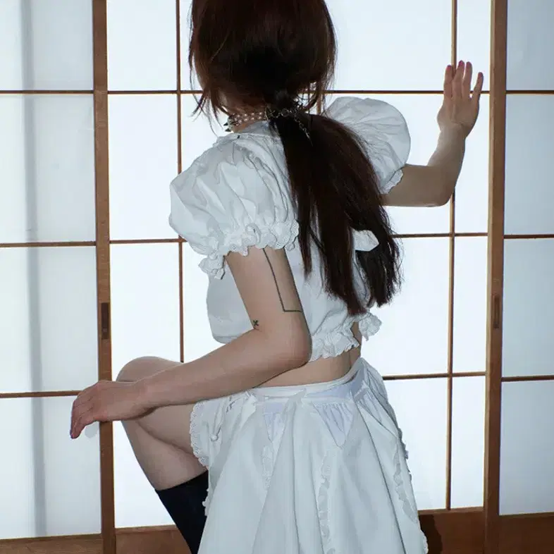 韓国 freckle seoul rose cropped blouseブラウス Freckle rose cropped blouse on Bunjang Global Site.