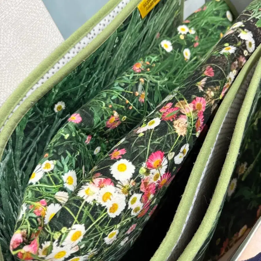 Fluffy Archive Flower Garden Rug #러그,#플라워러그,#플러피아카이브 on Bunjang Global Site.