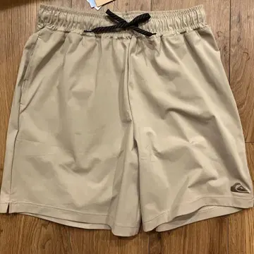 Quiksilver 베이지 숏 팬츠