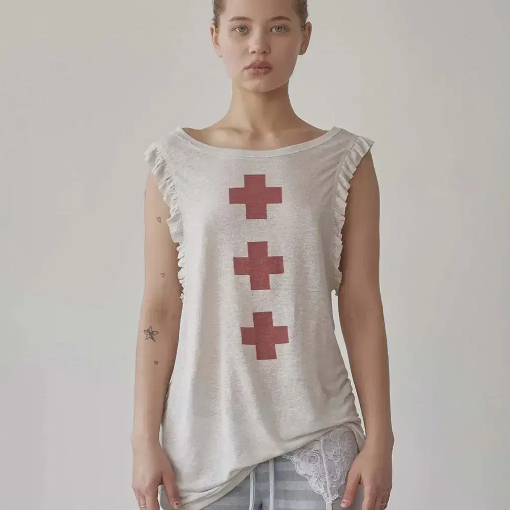 Items Similar to Sculptor Tourist Scoop Back Tee | Global