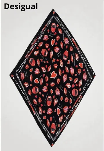 Desigual 키스 모티브 카레 스타일 플리츠 스카프