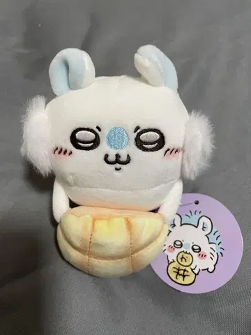 치이카와 데스크탑에서 지켜보는 걸이형 봉제 인형 (멜론 빵을 든 모몽가)