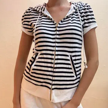 쥬시꾸뛰르 화이트 후드 부착 반팔 후드티 L