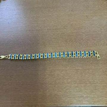 골드 컬러와 파란색 스트라이프 팔찌