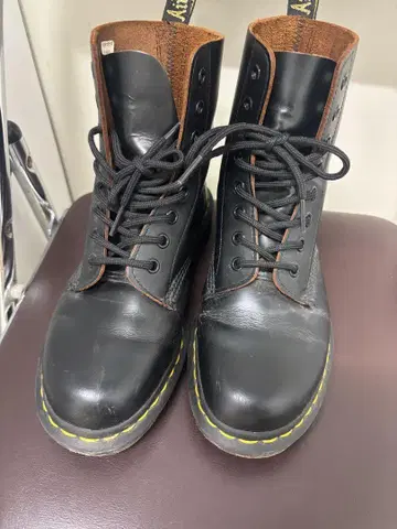 닥터마틴 1460 8홀 부츠