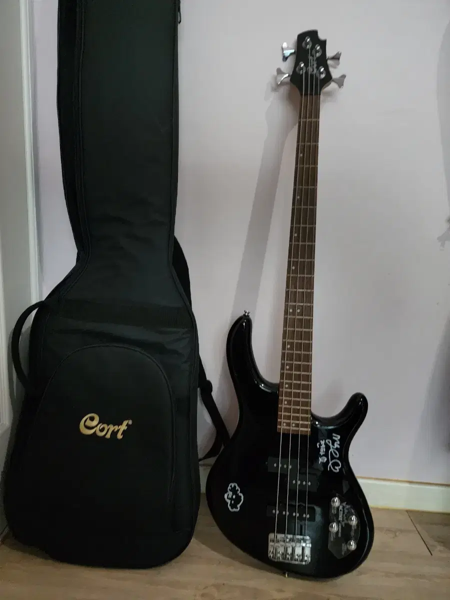 QWER Magenta Autograph Bass