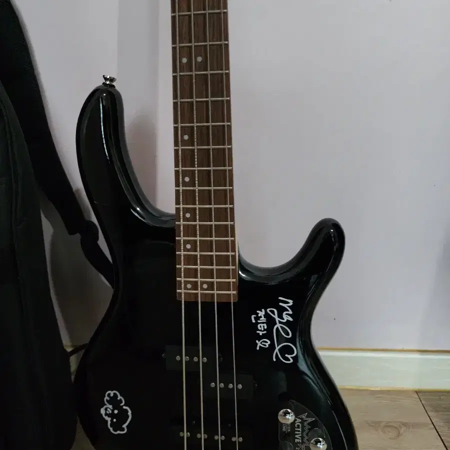 QWER Magenta Autograph Bass on Bunjang Global Site.