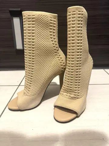 베이지 오픈토 힐 부츠