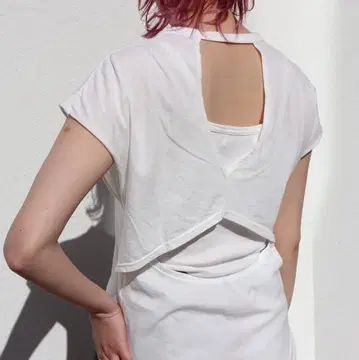 R JUBILEE 새상품 백 오픈 프렌치 슬리브 컷소 티셔츠