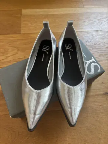유나이티드 애로우즈 SY 실버 스틸레토 플랫 슈즈 새상품급 23.5cm