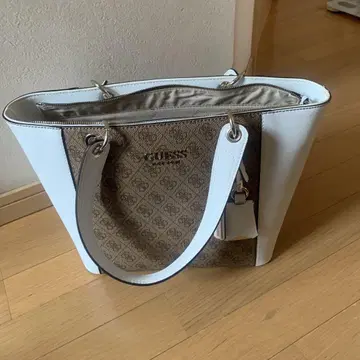 GUESS 토트백 화이트 브라운