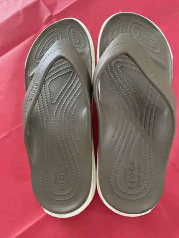 크록스 올리브 그린 샌들
