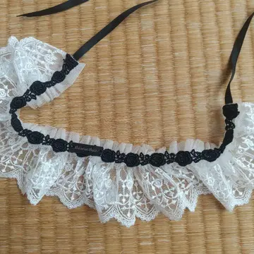 모와티에 프릴이 달린 블랙 화이트 레이스 초커