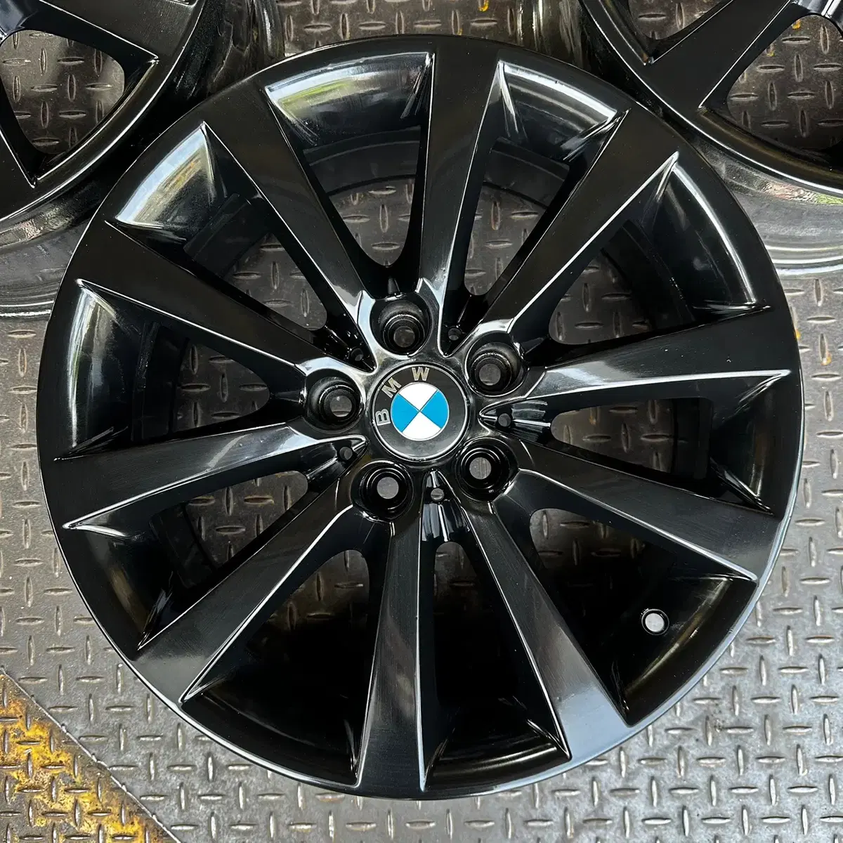 18インチBMW F10 5シリーズ528i遊光ブラック純正ホイール1台分