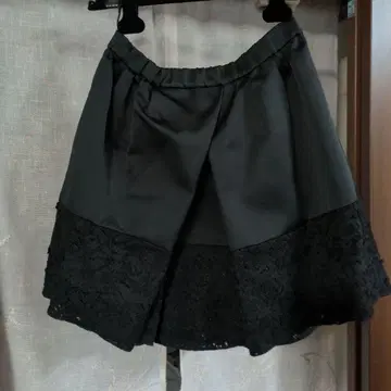 N21 플레어 스커트 블랙 무릎 기장 레이스