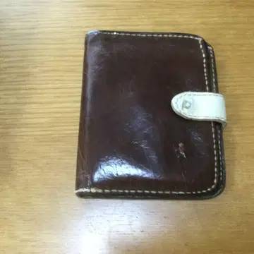 브라운 가죽 두겹 지갑 엔리베그린