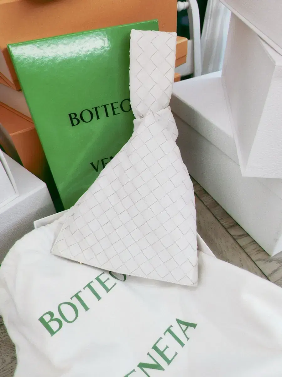 보테가베네타 트위스트