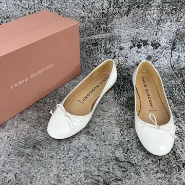 파비올루스콘니 플랫 슈즈 에나멜 화이트 리본 발레 슈즈