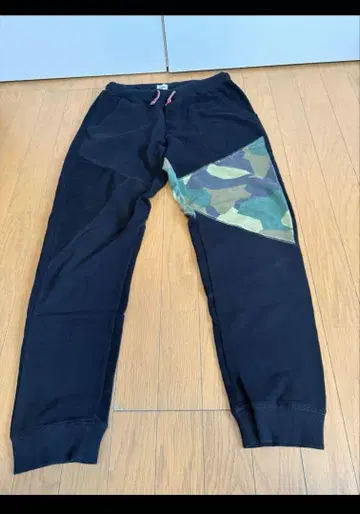 카모플라쥬 패널이 있는 블랙 조거 팬츠