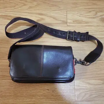 다크 브라운 가죽 숄더백