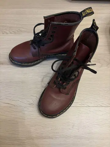 새상품급 닥터마틴 체리 레드 8홀 22cm UK3