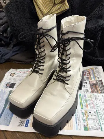 통굽 화이트 레이스업 부츠