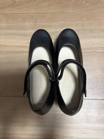 블랙 스트랩 웨지 힐 펌프스