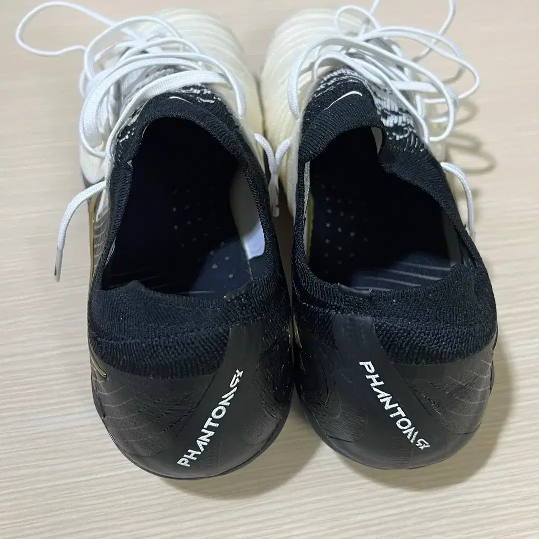 나이키 팬텀 GX 2 엘리트 AG 화이트 메탈릭 골드 코인 285