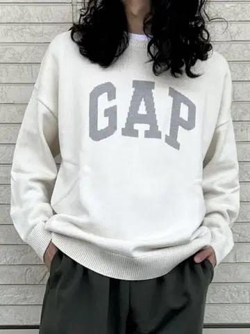 GAP 아이보리 로고 스웨터
