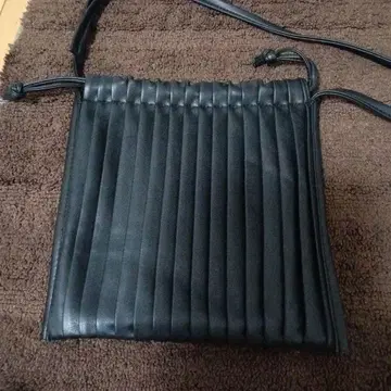 블랙 플리츠 숄더백
