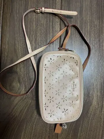 베이지 꽃무늬 펀칭 스마트폰 숄더백