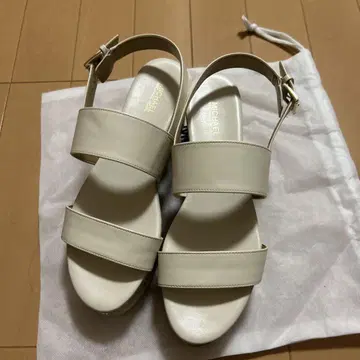 마이클코어스 베이지 스트랩 샌들