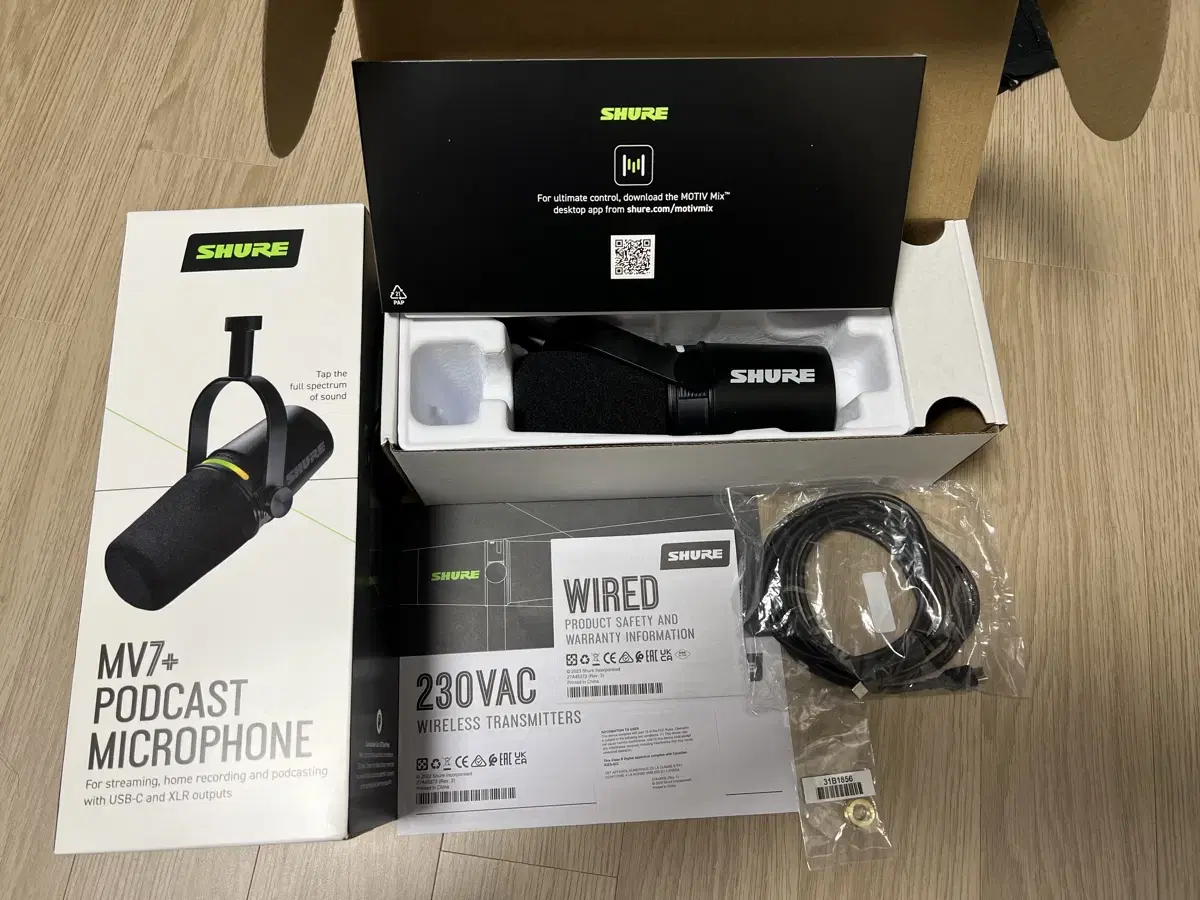 Shure MV7+ (Like New) + fifine Microphone Arm
