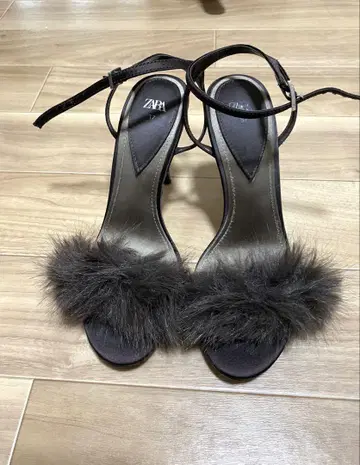 자라 퍼 스트랩 샌들 블랙