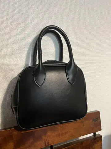 블랙 핸드백 심플한 디자인