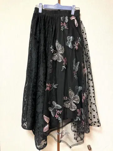 나비 자수 블랙 레이스 스커트 비대칭