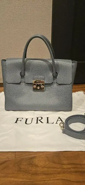 새상품급 FURLA 라이트 블루 핸드백