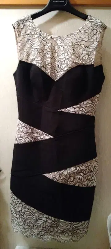BCBGMAXAZRIA 레이스 절개 원피스
