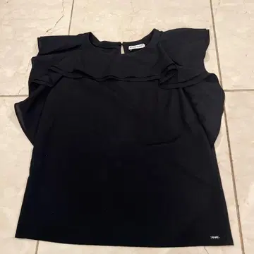 PINKO 프릴 블랙 반팔 상의