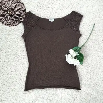 FOXY BOUTIQUE 코드 레이스 장식 슬리브리스 브라운