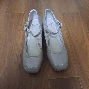 [실내에서만 신어본 제품] by 키다리 아저씨 통굽 청키 스트랩 펌프스