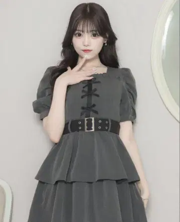 pium 프론트 리본 티어드 미니 원피스 차콜
