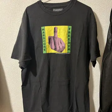 PLEASURES HARDCORE FREEDOM 티셔츠