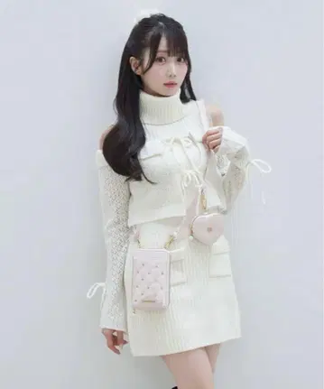 로제 뮤즈 오르간 프릴 미니 숄더