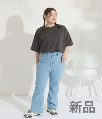 자수 포켓 부착 플레어 실루엣 데님 팬츠 Louiosy