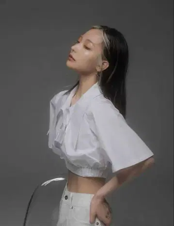 melt the lady 배트 칼라 블라우스