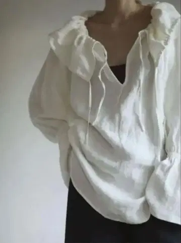 little suzie 리틀 수지 개더 옷깃 블라우스 아이보리